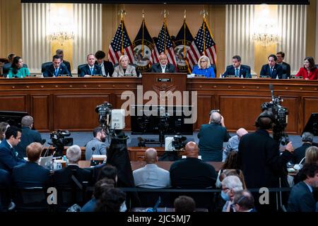 Washington, DC - Juni 9: Von links nach rechts: US-Vertreterin Stephanie Murphy (Demokratin von Florida); US-Vertreterin Pete Aguilar (Demokratin von Kalifornien); US-Repräsentantin Adam Schiff (Demokrat von Kalifornien); US-Vertreterin Zoe Lofgren (Demokrat von Kalifornien), US-Vertreterin Bennie Thompson (Demokrat von Mississippi), Vorsitzender; US-Vertreterin Liz Cheney (Republikaner von Wyoming), stellvertretende Vorsitzende; US-Repräsentantin Adam Kinzinger (Republikaner von Illinois); US-Repräsentantin Jamie Raskin (Demokrat von Maryland); und US-Vertreterin Eleine Lauria (Demokratin von Virgi Stockfoto