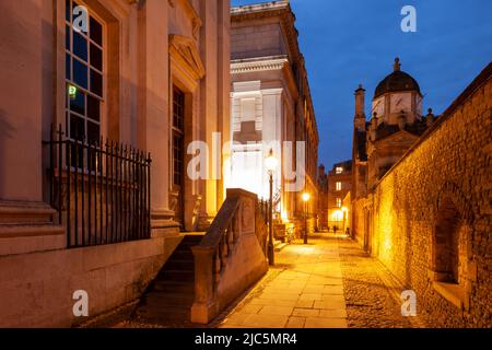 Die Nacht fällt auf die Senate House Passage in Cambridge, England. Stockfoto