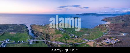 Sonnenuntergang über Geodha Smoo und Smoo Cave Cliffs von einer Drohne, NC500, Nordschottland, Großbritannien Stockfoto