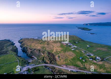 Sonnenuntergang über Geodha Smoo und Smoo Cave Cliffs von einer Drohne, NC500, Nordschottland, Großbritannien Stockfoto