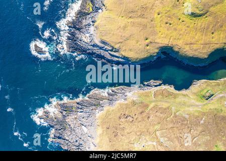 Draufsicht über Geodha Smoo und Smoo Cave Cliffs von einer Drohne, NC500, Nordschottland Stockfoto