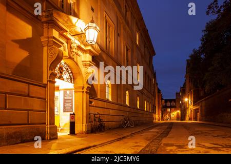 Die Nacht fällt auf der Trinity Street in Cambridge, England. Stockfoto