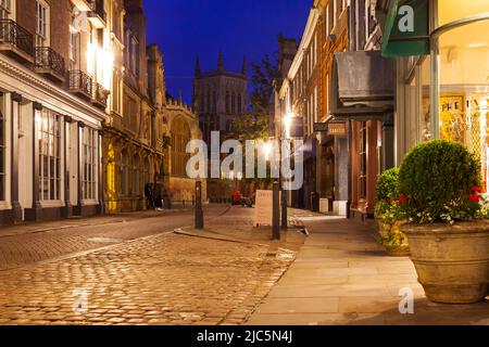 Die Nacht fällt auf der Trinity Street in Cambridge, England. Stockfoto