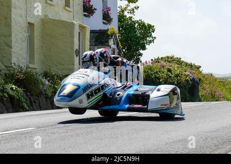 Douglas, Isle Of Man. 10.. Juni 2022. Ben Birchall/Tom Birchall (600 LCR Honda) vertreten das Haith Honda Team während des 3WHEELING.MEDIA Sidecar TT Race 2 auf der Isle of man, Douglas, Isle of man, am 10. Juni 2022. Foto von David Horn. Quelle: Prime Media Images/Alamy Live News Stockfoto