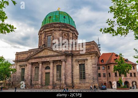 Schöne Vorderansicht der berühmten St. Elisabethkirche mit einem hohen Portal, eingerahmt von Säulen mit Pilastern und einem Giebel am Jakobsplatz in... Stockfoto