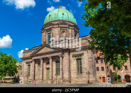 Schöner Blick auf die St. Elisabethkirche mit einem hohen Portal, eingerahmt von Säulen mit Pilastern und einem Giebel, an einem sonnigen... Stockfoto