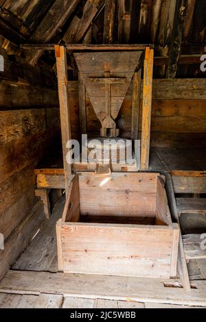 Alte Mühle aus Steinen und Holz. Süße Schleifmaschine, die zur Herstellung von Mehl verwendet wird Stockfoto