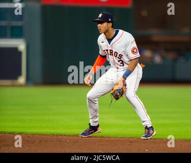 Houston Astros unterbot Jeremy Pena (3) an der Spitze des fünften Innings des MLB-Spiels zwischen den Houston Astros und den Seattle Mariners am Dienstag Stockfoto