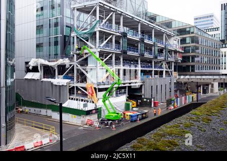 Cherry Picker oder Knickausleger Lift auf der Rückseite von 21 Moorfields Baustellenansicht der 14 Moor Lane in der City of London England, Großbritannien KATHY DEWITT Stockfoto