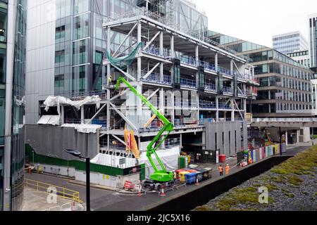 Kirsche Picker oder Knickarmausleger Lift auf der Rückseite der 21 Moorfields Baustelle Blick von Moor Lane City of London UK KATHY DEWITT Stockfoto