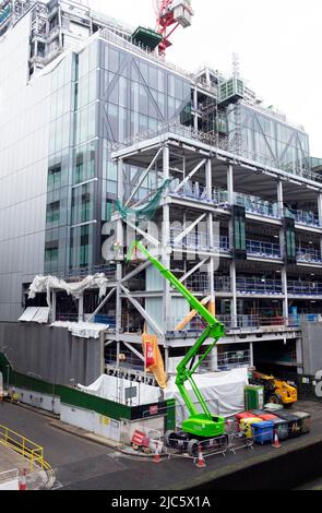 Kirsche Picker oder Knickarmausleger Lift auf der Rückseite der 21 Moorfields Baustelle Blick von Moor Lane City of London UK KATHY DEWITT Stockfoto