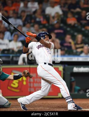 Der linke Feldspieler von Houston Astros, Michael Brantley (23), spielt nach rechts, um das achte Inning des MLB-Spiels zwischen den Houston AS zu starten Stockfoto