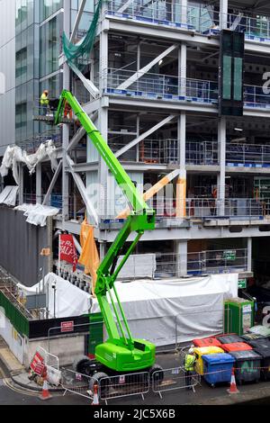 Kirsche Picker oder Knickarmausleger Lift auf der Rückseite der 21 Moorfields Baustelle Blick von Moor Lane City of London UK KATHY DEWITT Stockfoto