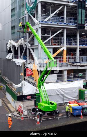 Cherry Picker oder Knickausleger Lift hinter 21 Moorfields Baustellenansicht der 14 Moor Lane in der City of London England, Großbritannien KATHY DEWITT Stockfoto