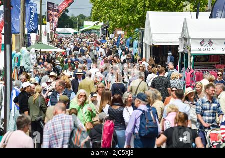 Brighton UK 10. June 2022 - die Massen genießen die Sonne auf der South of England Show, die auf dem Ardingly Showground in Sussex UK stattfindet. Die Show feiert an drei Tagen das Beste in der britischen Landwirtschaft: Credit Simon Dack / Alamy Live News Stockfoto