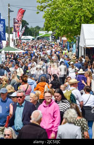 Brighton UK 10. June 2022 - die Massen genießen die Sonne auf der South of England Show, die auf dem Ardingly Showground in Sussex UK stattfindet. Die Show feiert an drei Tagen das Beste in der britischen Landwirtschaft: Credit Simon Dack / Alamy Live News Stockfoto