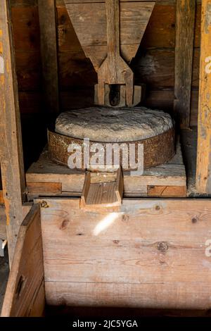 Alte Mühle aus Steinen und Holz. Süße Schleifmaschine, die zur Herstellung von Mehl verwendet wird Stockfoto