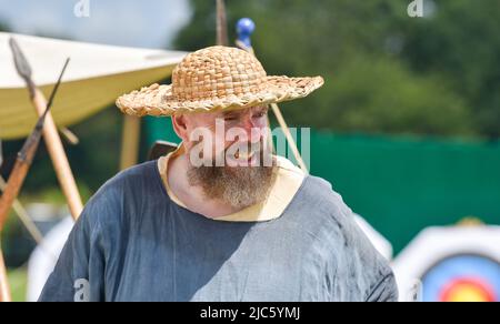 Brighton UK 10. June 2022 - die Massen genießen die Sonne auf der South of England Show, die auf dem Ardingly Showground in Sussex UK stattfindet. Die Show feiert an drei Tagen das Beste in der britischen Landwirtschaft: Credit Simon Dack / Alamy Live News Stockfoto