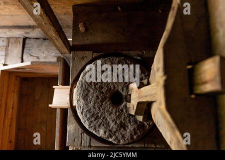 Alte Mühle aus Steinen und Holz. Süße Schleifmaschine, die zur Herstellung von Mehl verwendet wird Stockfoto