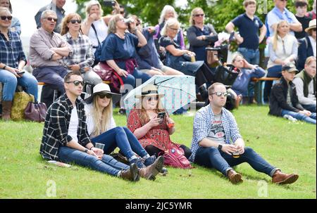 Brighton UK 10. June 2022 - die Massen genießen die Sonne auf der South of England Show, die auf dem Ardingly Showground in Sussex UK stattfindet. Die Show feiert an drei Tagen das Beste in der britischen Landwirtschaft: Credit Simon Dack / Alamy Live News Stockfoto