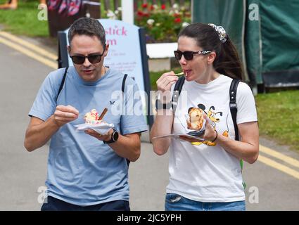 Brighton UK 10. June 2022 - die Massen genießen die Sonne auf der South of England Show, die auf dem Ardingly Showground in Sussex UK stattfindet. Die Show feiert an drei Tagen das Beste in der britischen Landwirtschaft: Credit Simon Dack / Alamy Live News Stockfoto