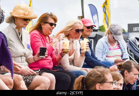 Brighton UK 10. June 2022 - die Massen genießen die Sonne auf der South of England Show, die auf dem Ardingly Showground in Sussex UK stattfindet. Die Show feiert an drei Tagen das Beste in der britischen Landwirtschaft: Credit Simon Dack / Alamy Live News Stockfoto