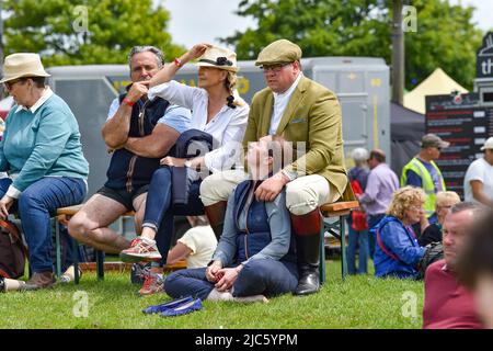 Brighton UK 10. June 2022 - die Massen genießen die Sonne auf der South of England Show, die auf dem Ardingly Showground in Sussex UK stattfindet. Die Show feiert an drei Tagen das Beste in der britischen Landwirtschaft: Credit Simon Dack / Alamy Live News Stockfoto