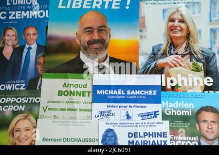 Paris, Frankreich - 2. Juni 2022 : Plakate und Flyer der Kampagne aller wichtigen Politiker Frankreichs für die Parlamentswahlen Stockfoto