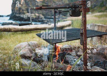 Ein argentinisches BBQ am Strand von Muchalls in Aberdeenshire, Schottland Stockfoto