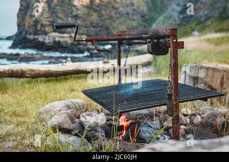 Ein argentinisches BBQ am Strand von Muchalls in Aberdeenshire, Schottland Stockfoto