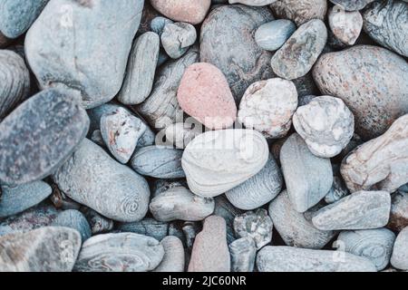 Details von Kieselsteinen am Strand von Muchalls in Aberdeenshire, Schottland Stockfoto