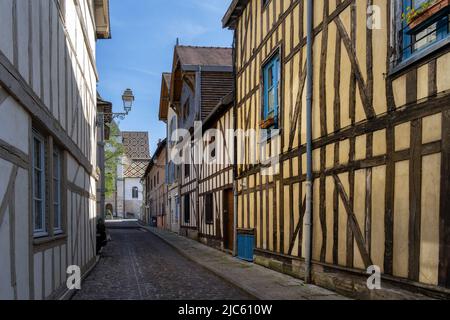 TROYES, FRANKREICH - 10.. APRIL 2022: Mittelalterliche Fachwerkhäuser und farbige Ziegeldächer in Troyes, Aube, Frankreich Stockfoto