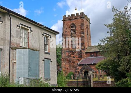 Das baufällige Pfarrhaus, Grappenhall Village, Warrington, Ceshire, England, Großbritannien, WA4 3EP, neben der St. Wilfrids Church, in der Bewährung festgefahren Stockfoto