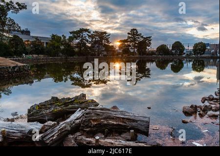 Nara, Japan - 5. Januar 2020. Außenaufnahme des Sonnenuntergangs vom Sarusawa Pond Park in Nara. Nara ist eine historische Stadt in Japan, berühmt für ihre vielen Tempel und Schreine. Viele Menschen besuchen die ersten Tage des neuen Jahres. Stockfoto