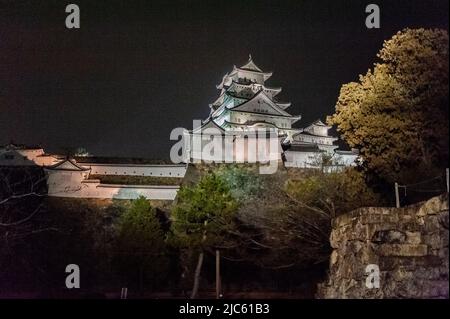 Himeji, Japan - 7. Januar 2020. Nachtaufnahme des Schlosses Himeji in Japan. Himeji ist eine der wenigen verbliebenen traditionell erbauten japanischen Burgen. Es ist eine große Touristenattraktion. Stockfoto