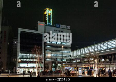 Himeji, Japan - 6. Januar 2020. Außenaufnahme des Hauptbahnhofbereichs der Stadt Himeji bei Nacht. Stockfoto