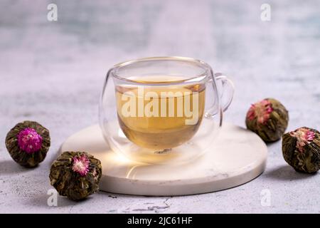 Jasminteekugeln isoliert auf weißem Hintergrund. Blühender Tee oder blühender Tee. Nahaufnahme Stockfoto