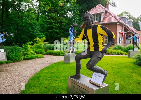 ZEIST, NIEDERLANDE - 10. JUNI: Eine Statue von Wim van Hanegem wird während einer Trainingssitzung der Niederlande auf dem KNVB Campus am 10. Juni 2022 in Zeist, Niederlande, wegen des Nationalen Voetbaldag gesehen. (Foto von Broer van den Boom/Orange Picters) Stockfoto