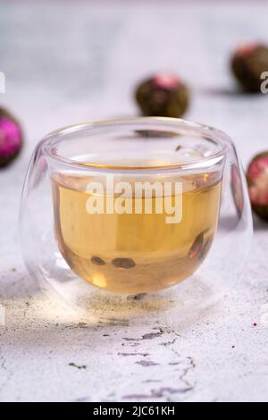 Jasminteekugeln isoliert auf weißem Hintergrund. Blühender Tee oder blühender Tee. Nahaufnahme Stockfoto