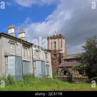 Das baufällige Pfarrhaus, Grappenhall Village, Warrington, Ceshire, England, Großbritannien, WA4 3EP, neben der St. Wilfrids Church, in der Bewährung festgefahren Stockfoto