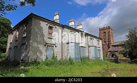 Das baufällige Pfarrhaus, Grappenhall Village, Warrington, Ceshire, England, Großbritannien, WA4 3EP, neben der St. Wilfrids Church, in der Bewährung festgefahren Stockfoto