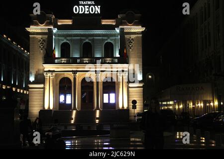 Bukarest, Rumänien. Blick auf das Odeon Theatre (B. 1911) bei Nacht. Stockfoto