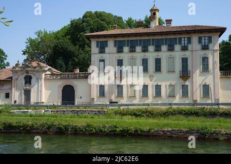 Historische Gebäude entlang des Naviglio Grande in Cassinetta di Lugagnano, Provinz Mailand, Lombardei, Italien Stockfoto