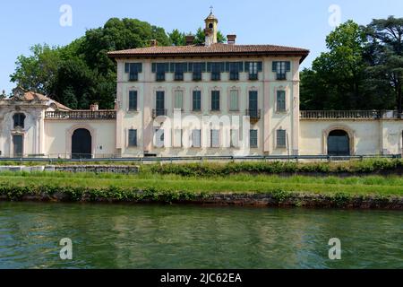 Historische Gebäude entlang des Naviglio Grande in Cassinetta di Lugagnano, Provinz Mailand, Lombardei, Italien Stockfoto