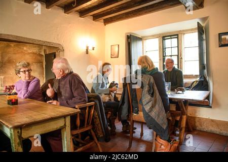 Gäste können im Tap Room des Packhorse Community Pub South Stoke, Somerset UK, essen Stockfoto
