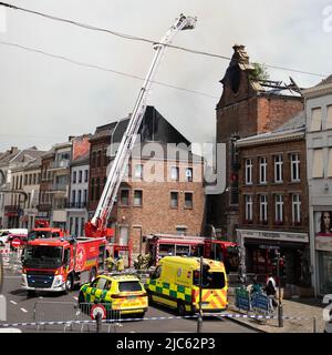 Binche, Belgien. 10.. Juni 2022. Abbildung zeigt die Szene eines Feuers in einer Kirche (Eglise des Recollets) in Binche, Freitag, 10. Juni 2022. BELGA FOTO ANTHONY MALAGOLI Kredit: Belga Nachrichtenagentur/Alamy Live News Stockfoto