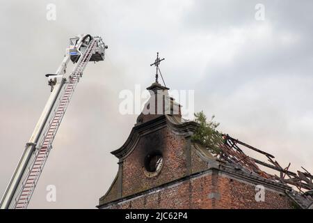 Binche, Belgien. 10.. Juni 2022. Abbildung zeigt die Szene eines Feuers in einer Kirche (Eglise des Recollets) in Binche, Freitag, 10. Juni 2022. BELGA FOTO ANTHONY MALAGOLI Kredit: Belga Nachrichtenagentur/Alamy Live News Stockfoto