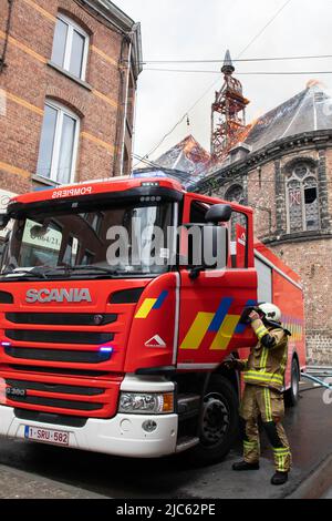 Binche, Belgien. 10.. Juni 2022. Abbildung zeigt die Szene eines Feuers in einer Kirche (Eglise des Recollets) in Binche, Freitag, 10. Juni 2022. BELGA FOTO ANTHONY MALAGOLI Kredit: Belga Nachrichtenagentur/Alamy Live News Stockfoto