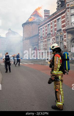 Binche, Belgien. 10.. Juni 2022. Abbildung zeigt die Szene eines Feuers in einer Kirche (Eglise des Recollets) in Binche, Freitag, 10. Juni 2022. BELGA FOTO ANTHONY MALAGOLI Kredit: Belga Nachrichtenagentur/Alamy Live News Stockfoto