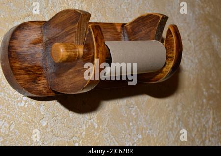 Leeres Toilettenpapier auf einem hölzernen Kleiderbügel Stockfoto